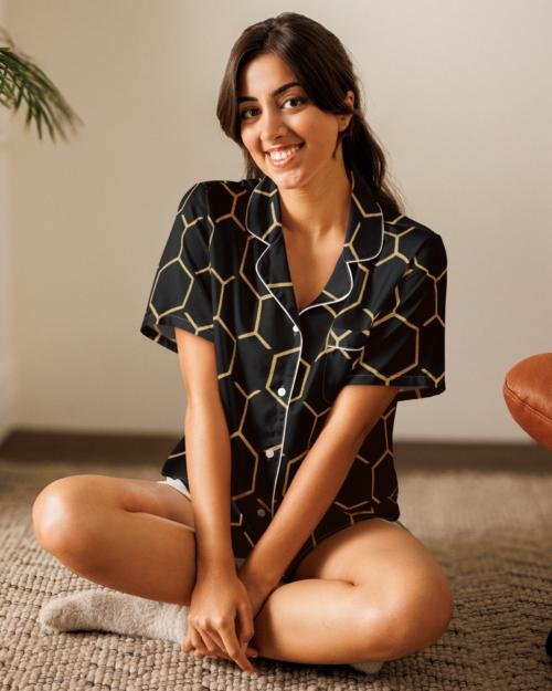 Talishén: Steel Spine Hex Pattern – Women’s short sleeve pajama top – Black & Gold